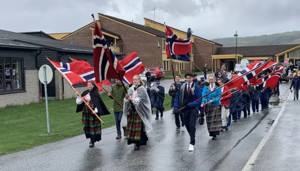 Det var kjølig under 17. mai-togene i Surnadal i fjor.