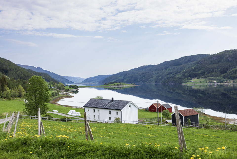 Oppistua Solem der vi parkerte. En gammel gård ved en fjord.