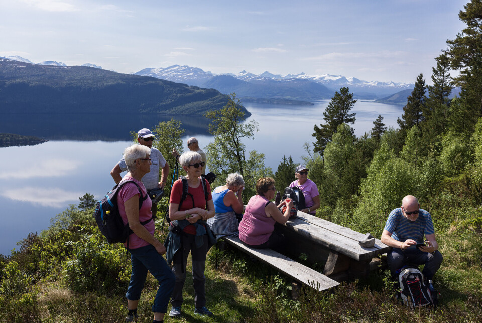 Ser heilt mot Stangvikfjorden Breifjorden og Trongfjorden Ei gruppe turgåere som har stoppa og tatt en hvil på en rasteplass med utsikt over fjord og fjell.