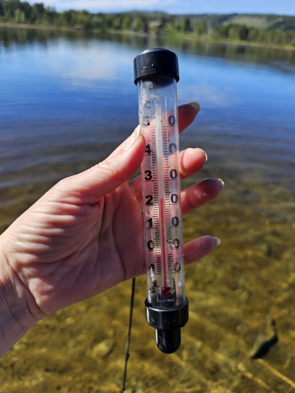 Termometeret viste hele 22 grader i Igltjønna 16. mai Temperaturmåler viser 22 grader i vannet