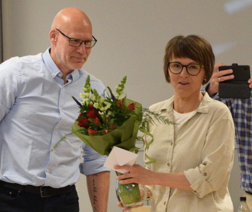 Ordfører Mildrid Kattem Aune har nylig fylt 50 år, og fikk blomster av varaordfører Kjetil Løften. En mann, og ei dame med en blomsterbukett.