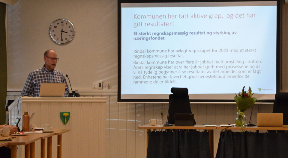 Kommunedirektør Mons Otnes la fram årsmelding og regnskap for 2023. En mann på talerstolen i et møterom.