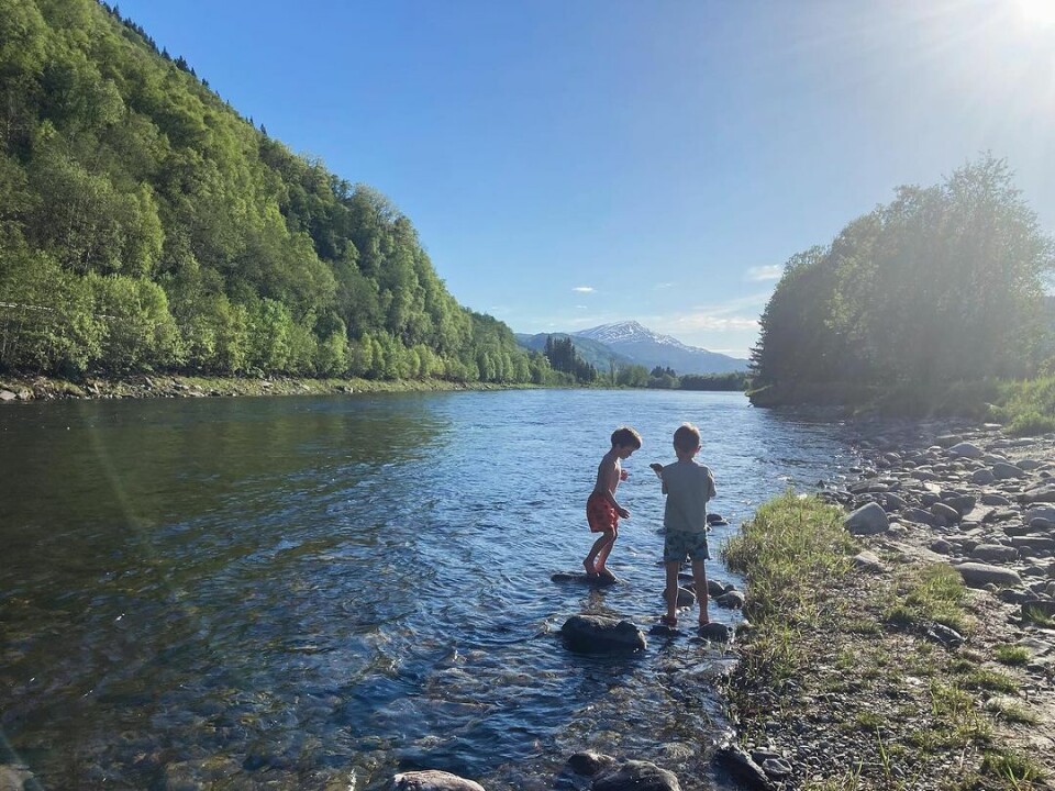 S O M M E R - Sommeren kom tidlig i år☀️ Guttene i Øvrebygda tester badetemperaturen i elva. Ingen frøs, de fikk bare veldig røde føtter🤔😂 #sommerpåjorda #surnadal #trollheimsporten 2 gutter som vasser i elva