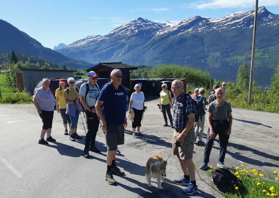 Klar til start. Ei gruppe turgåere i fine naturomgivelser.