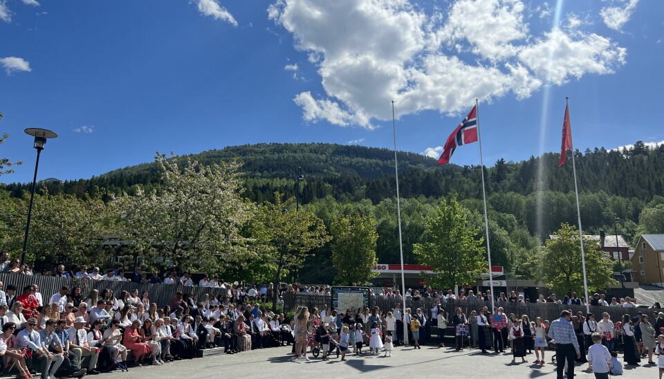 Mye folk samlet seg til 17. mai-feiring ved Surnadal Kulturhus i det fine været. 17. mai samling fint vær