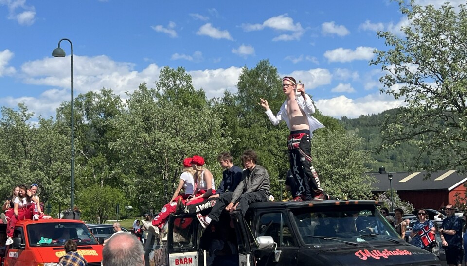 Russ står oppå bil