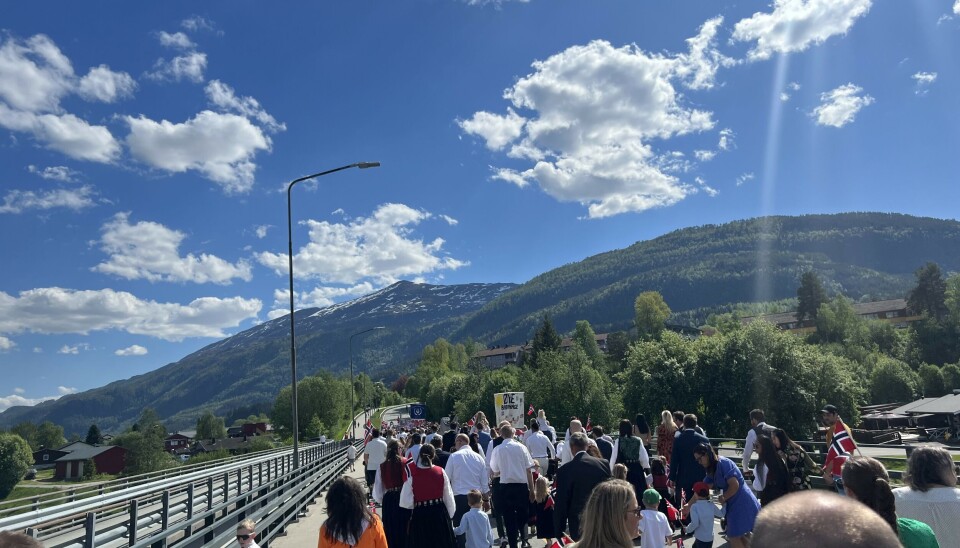 17. mai tog foran fjell i sol