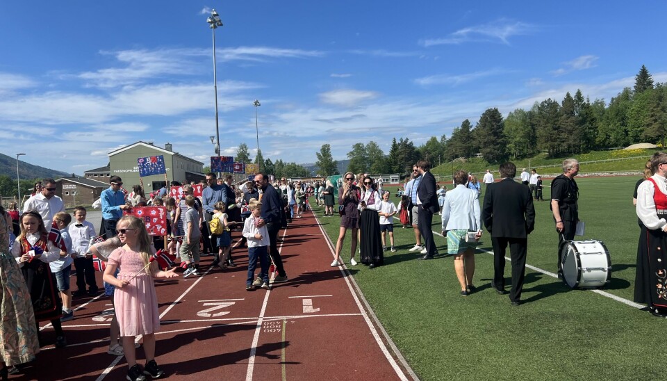 17. mai oppstilling på idrettsbane