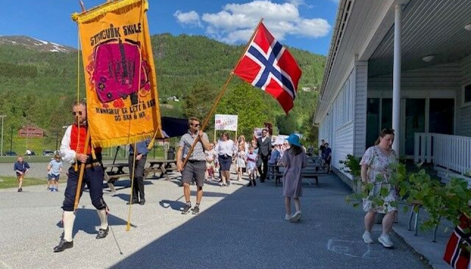 Skoletoget går fra skolen. skoletog på skole