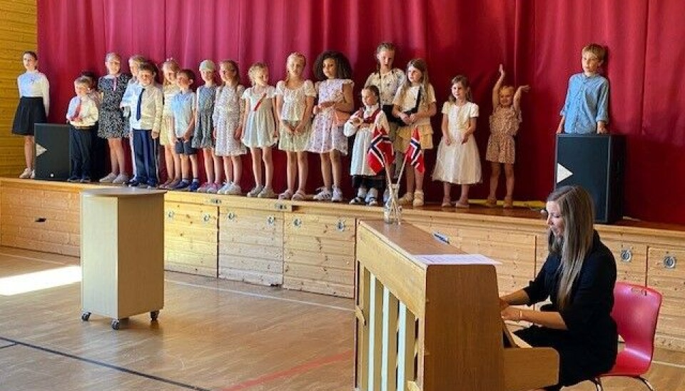 Det ble sang fra skole- og barnehagebarna, og Hedda Hansen Berg stilte opp på piano! skolebarn på scene, dame spiller piano