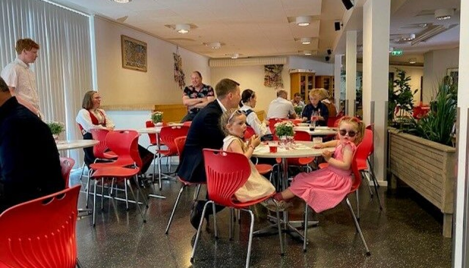 Kaffe, saft og kaker i kantina. små barn og foreldre pyntet i skolekantine
