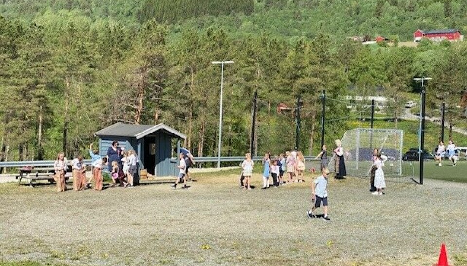 Leker i skolegården etter toget. barn leker ute