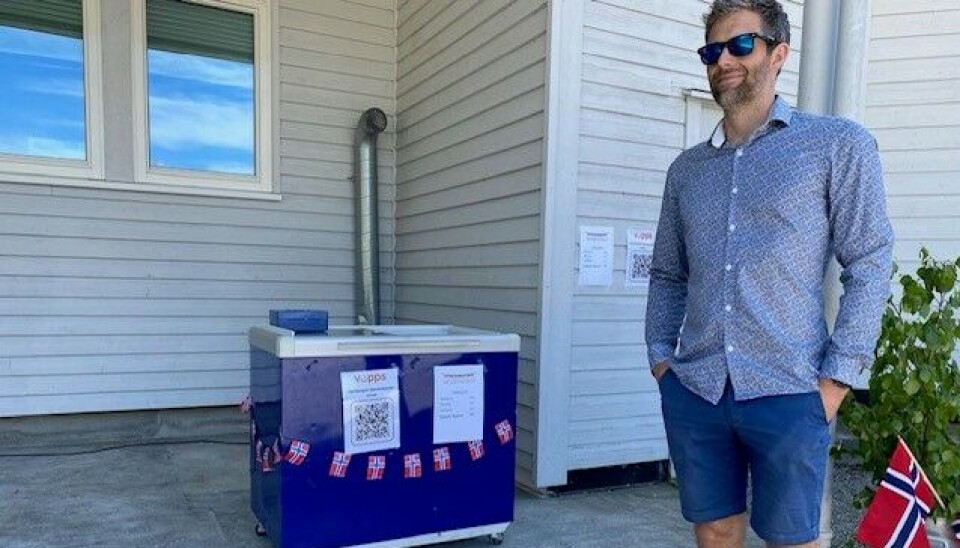 Is-salg er obligatorisk på 17. mai-feiring! mann foran isdisk
