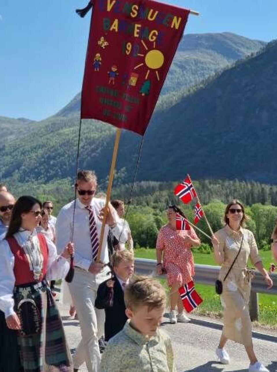 Hipp, hipp, HURRA! skoletog med stor fane