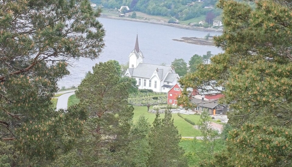 Stangvik kirke. kirke med trær foran