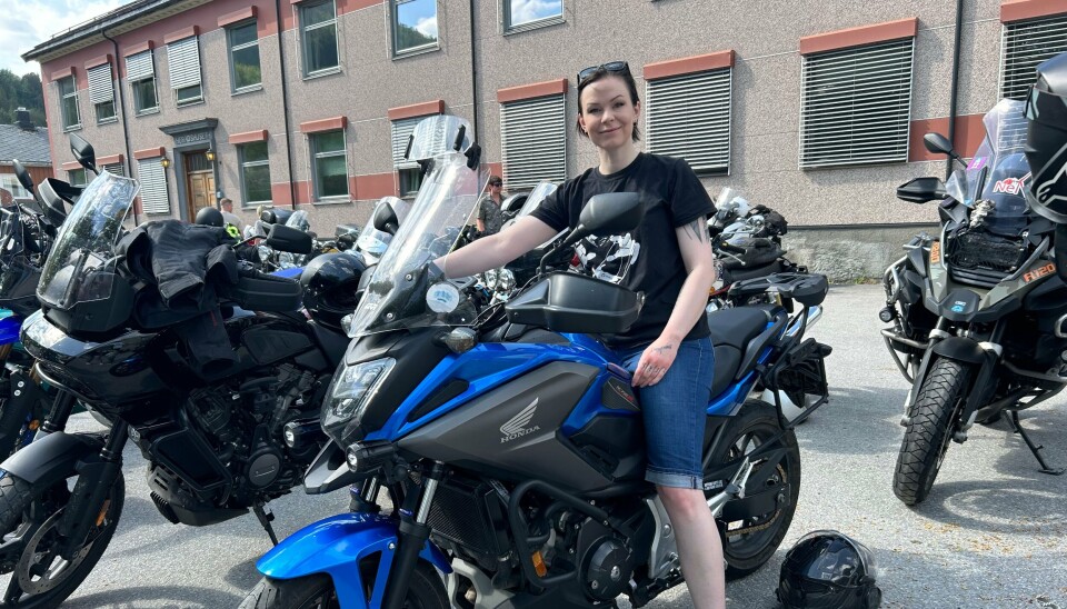 Kristine Meslo Sæther på sin Honda NC, en 'altmulig-sykkel', som hun selv kaller den. dame på blå motorsykkel