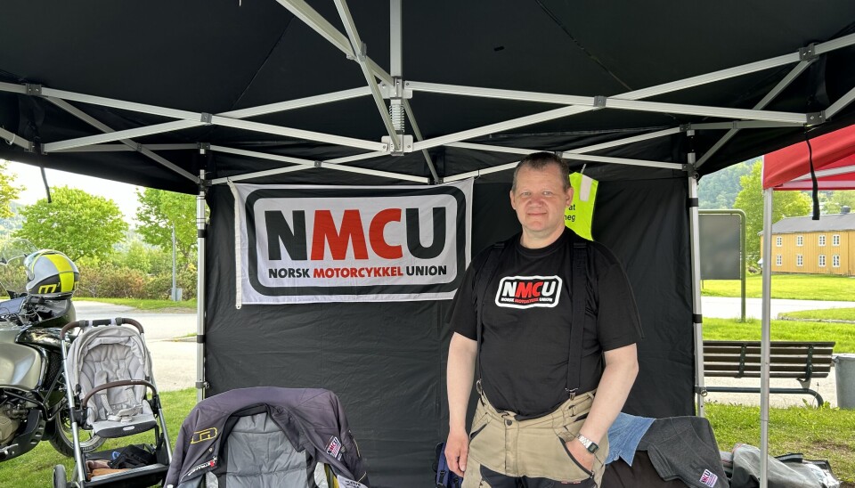 Oskar Ranes var å finne på på stand. NMCU representerer og fronter trafikksikkerhet, førerens rettigheter og kjemper motorsyklistenes kamp. mann i partytelt sort