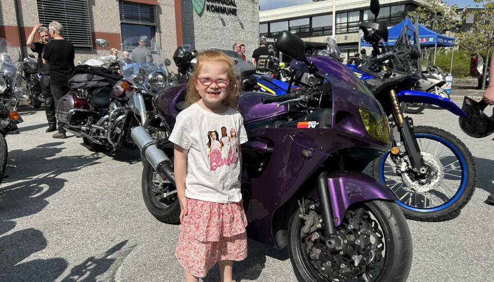 Her poserer Frida Mæle foran sin favoritt motorsykkel. En Suzuki GSX 600 R. jente foran motorsykkel