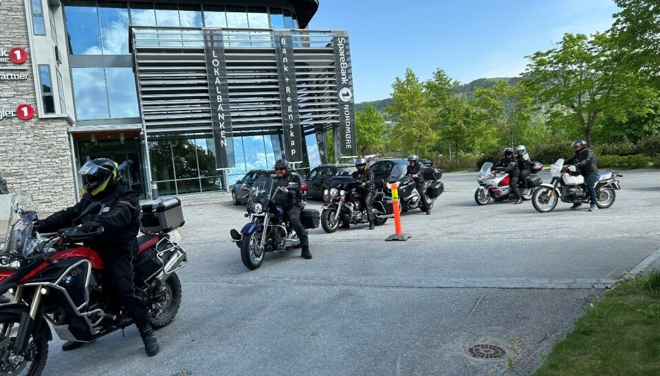 Stadig flere motorsyklister ankommer treffet. motorsykler på rad
