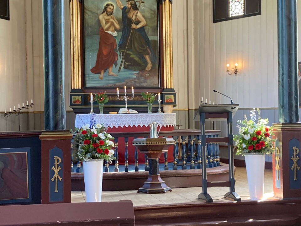 Blomstene lyste mot oss da vi kom inn i kirka 17. mai