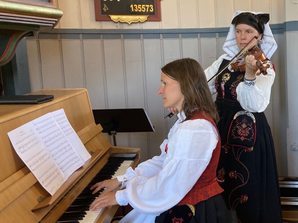 Bodil Kvam Aasbø ved pianoet og Elisabeth Husby med fiolin berika opplevelsen for oss. Vi fikk til og med et ekstranummer til slutt