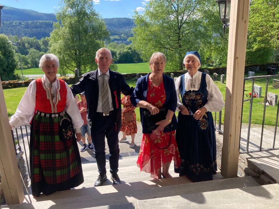 Og på veg ut var det blide fjes og god stemning. Her er det prat på kirketrappa (fra venstre: Ragnhild Mikkelsen, Inger og Willy Rygh og Eldrid Mahle).