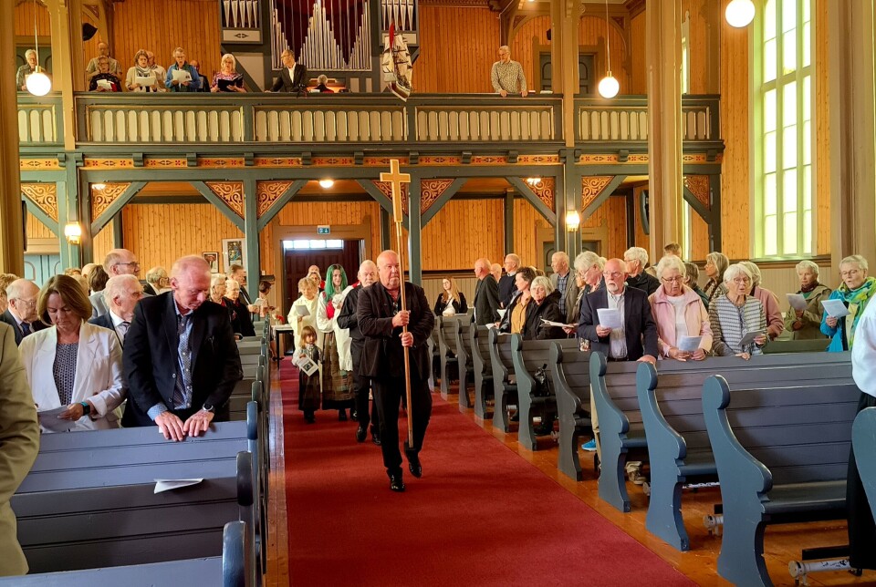 Inngangsprosesjon med dåpsbarn, medhjelparar og prestar frå Halsa, Rindal og Surnadal Inngangsprosesjon