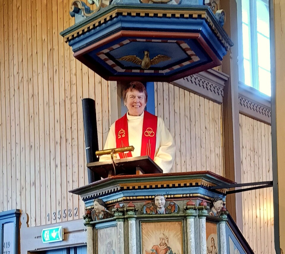 Sokneprest Lene Gåsvatn på preikestolen i Stangvik kyrkje Lene Gåsvatn påpreikestolen