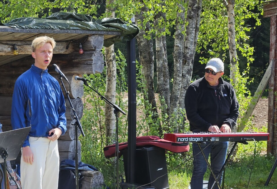Martinius Landsem (til venstre) og Lars Landsem fremfører Nordmørsminne Ung sanger og musiker på tangentinstrument foran gapahuken.