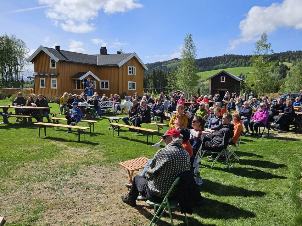 Et stort publikum overvar konserten på tunet i solskinnet