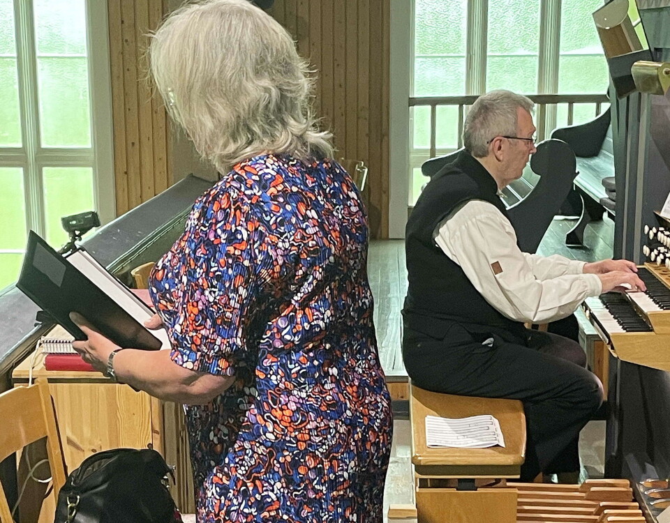 Turid Røen Kroknes framførte mellom anna Bach - med tonefølgje av Bernt Bøe ved orgelet.