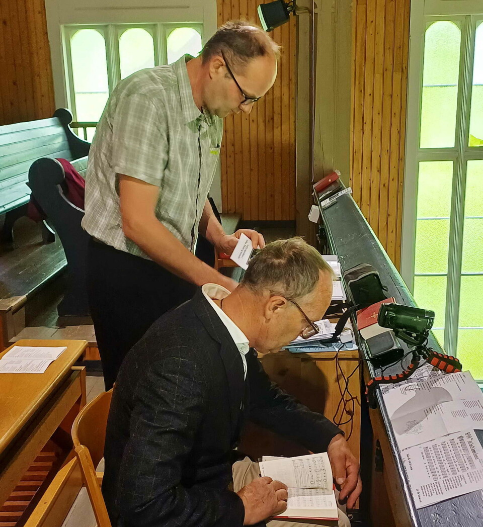 Bjarne Røen (nærast) lagar ofte videoopptak av gudstenester og konsertar i Stangvik kyrkje. I bakgrunnen Per Arne Hyldbakk – med noteansvar for songgruppa.