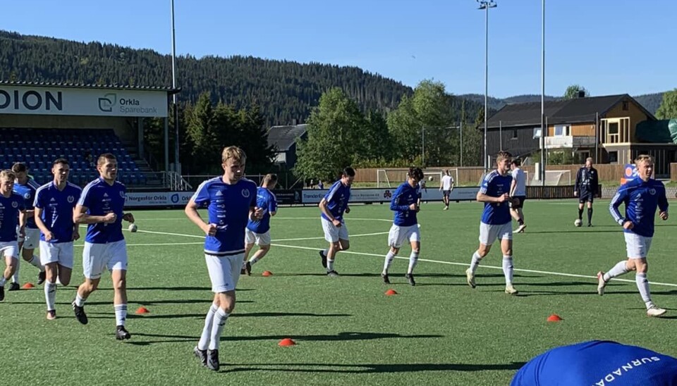 Surnadal varmer opp til mandagens kamp mot Orkla. fotballag i blå drakter varmer opp til kamp