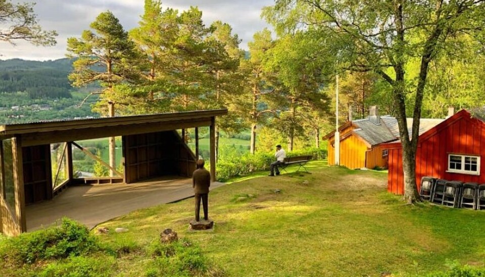 Kleiva To små eldre hus, og en scene på tunet.