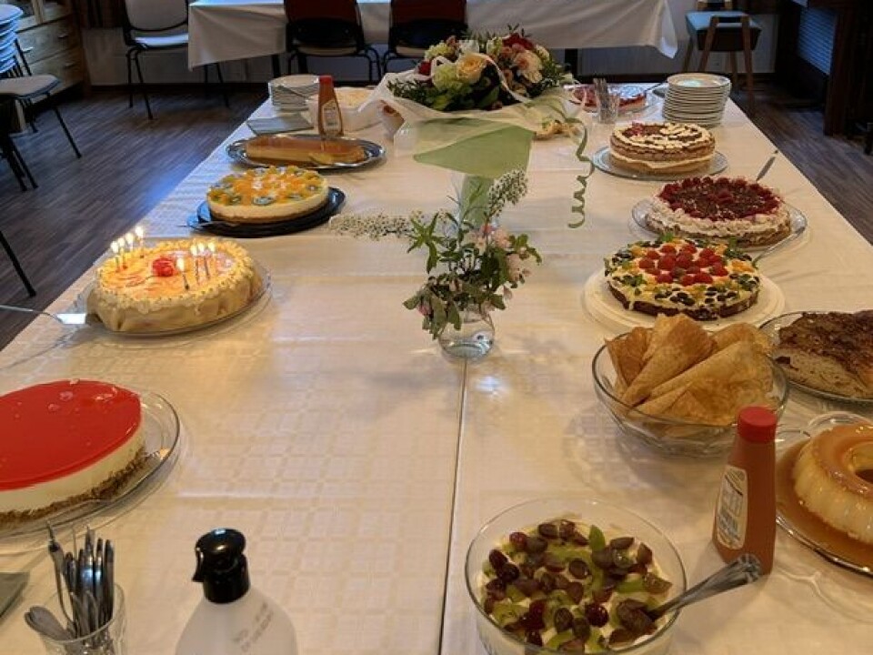 Eit utval av herlege smakar. Et stort kakebord.