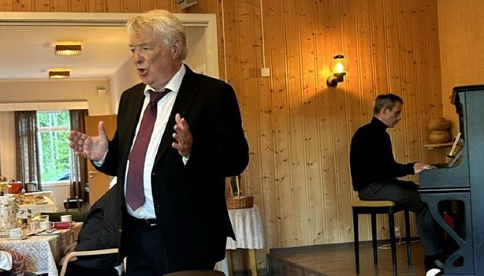 Svein Volle og Bjørn Vevang i herleg samklang. En mann som synger, og en som spiller orgel.