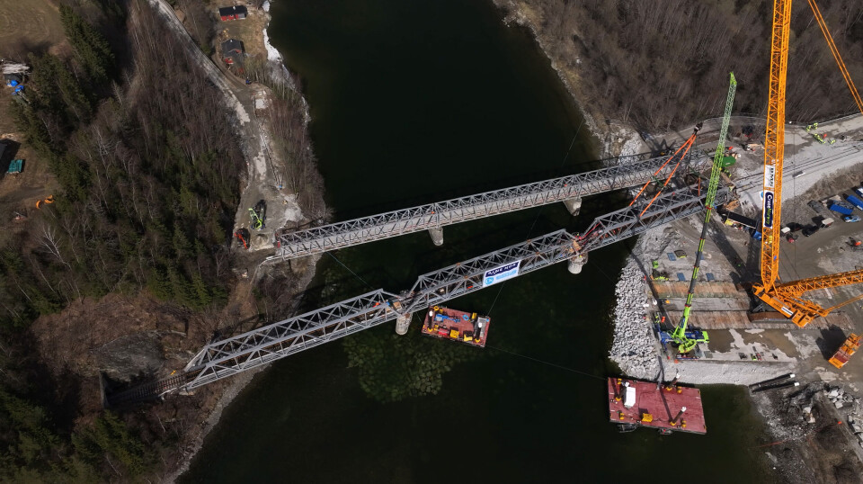 Det siste fagverket til Randklev bru ble heist på plass 30. april etter at det var blitt reparert på land. Dronefoto av bygging av ei bru.