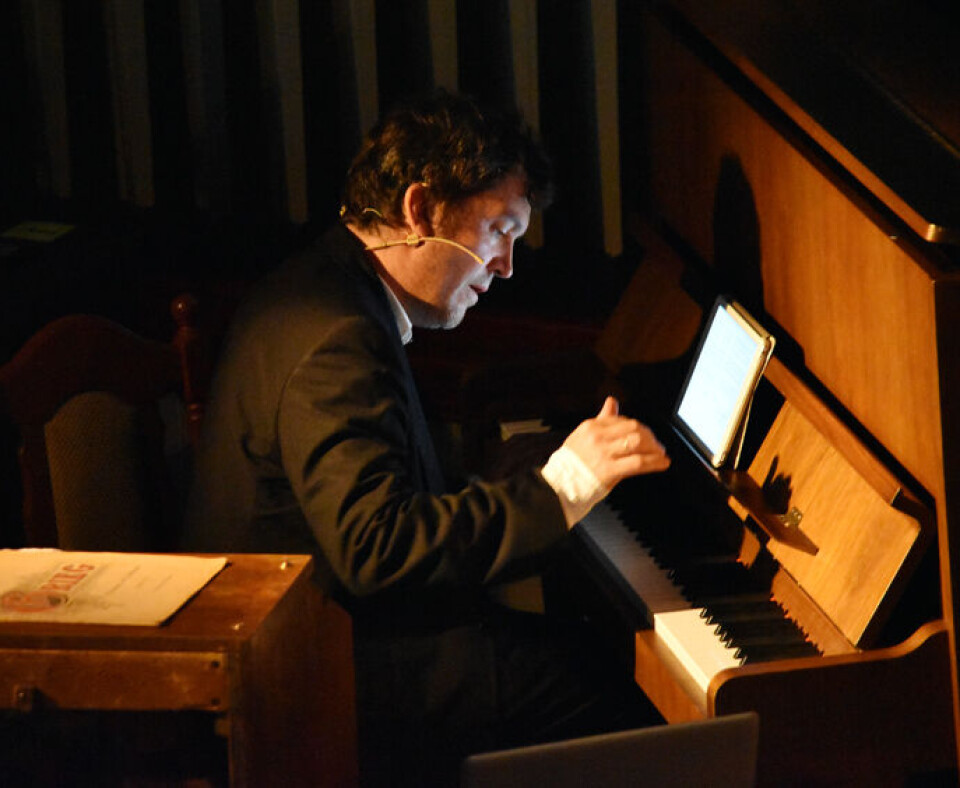 Trygve Brøske har komponert musikken til stumfilmen 'Norge vårt Norge' Mann spiller piano