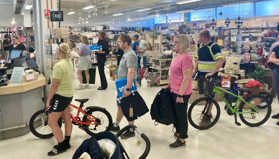 Folk står i kø for å handle sykler.