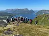Ei gruppe turgåere på en fjelltopp med flott utsikt.