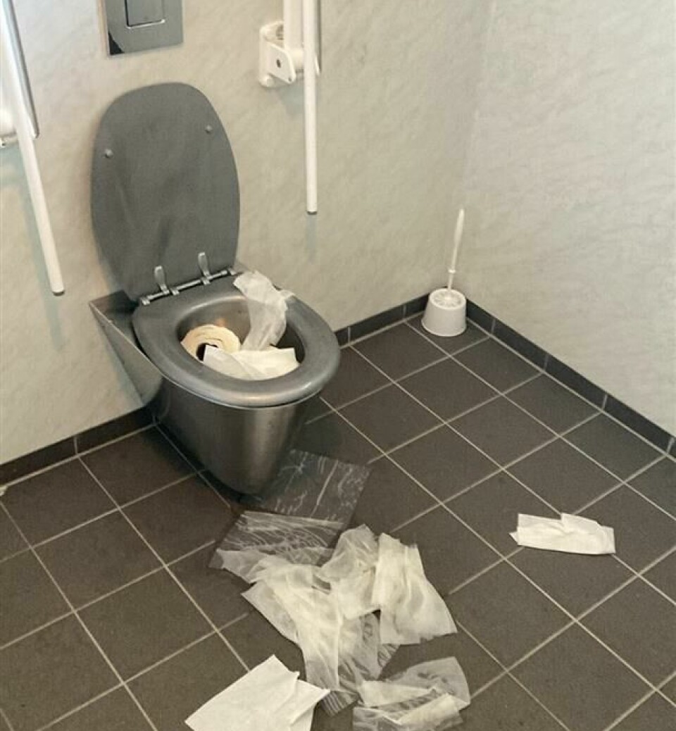 Et offentlig toalett som er tettet av doruller og papir.