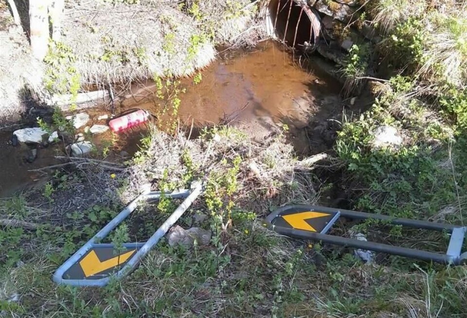 Tilgrising av toalett på Kalkstranda Et stengsel som er ødelagt og ligger nede på marka.