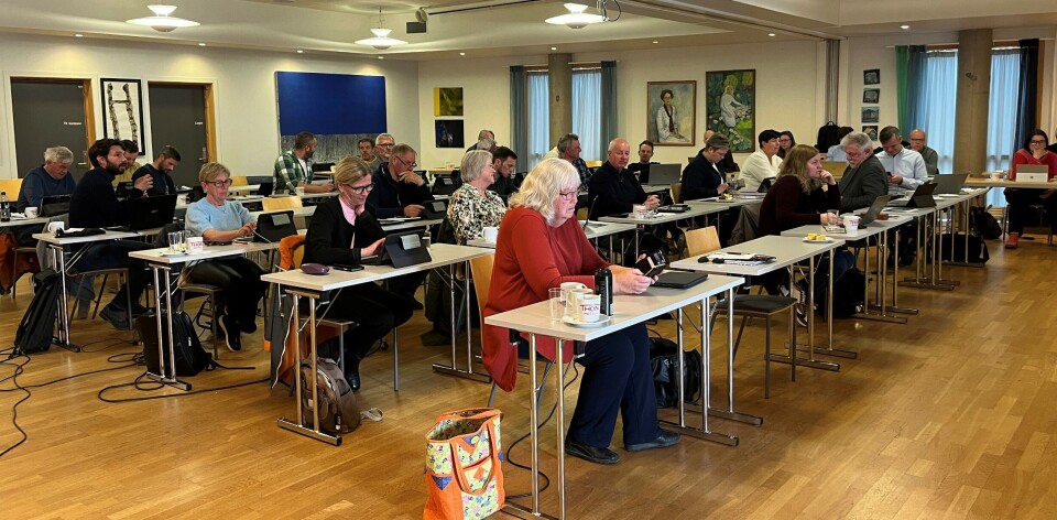 Fra et tidligere kommunestyremøte. Et møterom med mange mennesker.