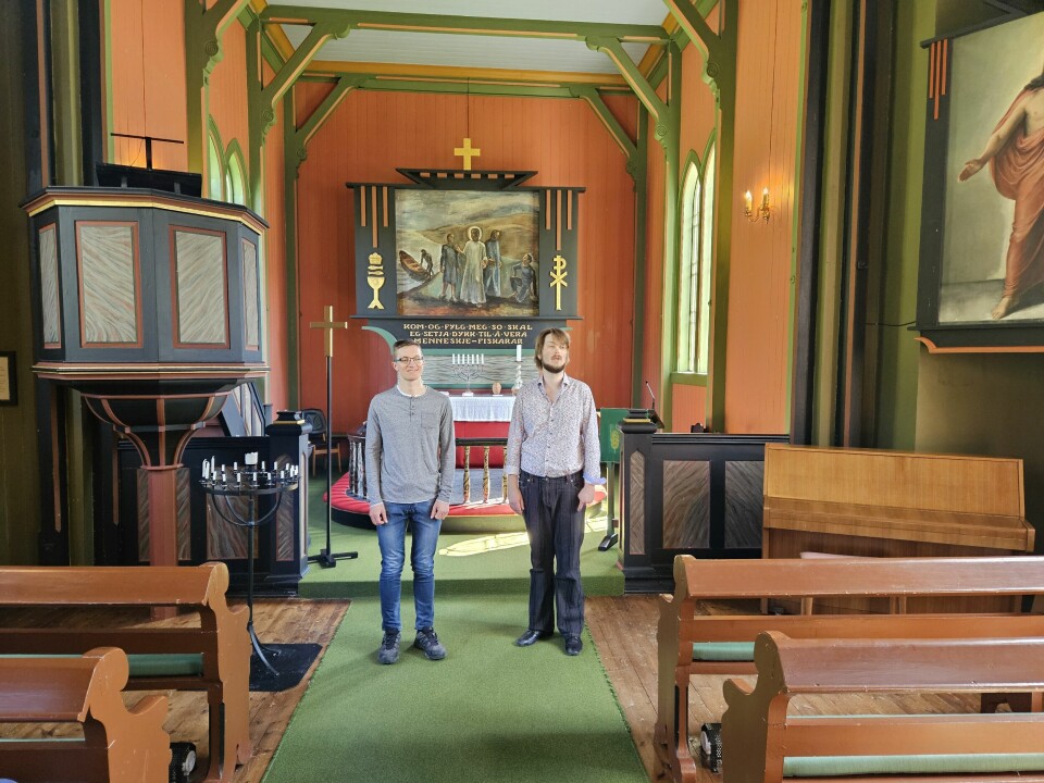 To unge musikere i Todal kirke