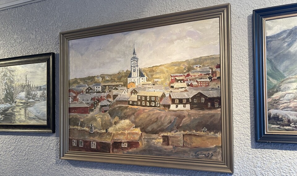 Maleri av Røros fra slagghaugene. Maleri av Røros med sleggveien foran, smeltverket i midten og kirken i bakgrunnen