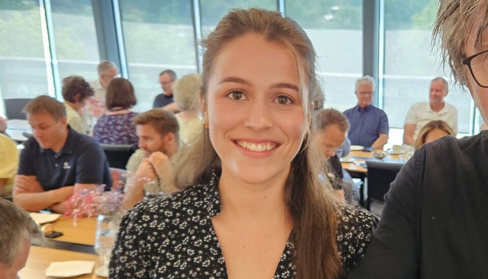 Live Edvartsen. En mann med en metallbolle med gult innhold, og ei smilende dame bak.