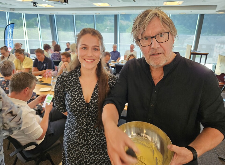 Ole Magne Ansnes laga majones, med kyndig rettleiing frå Live K. Edvardsen. En mann med en metallbolle med gult innhold, og ei smilende dame bak.