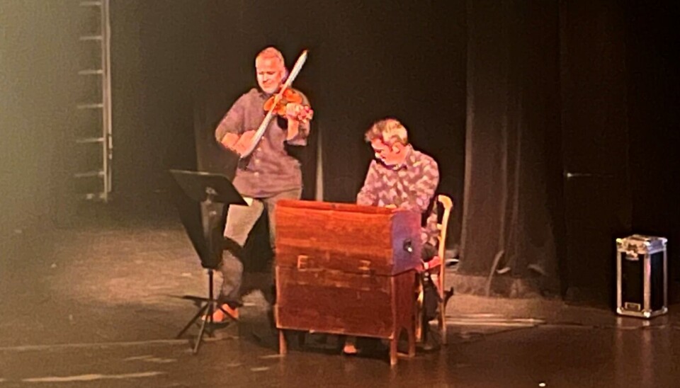 mann med fiolin og mann på orgel på scene