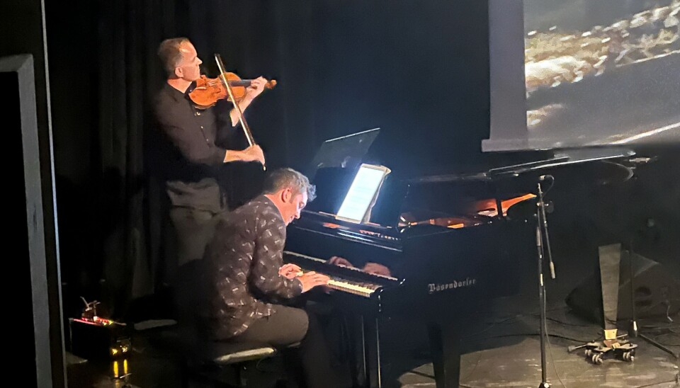Se bildene fra filmvisninga av 'Norge, vårt Norge' med levende musikk mann med fiolin og mann på piano
