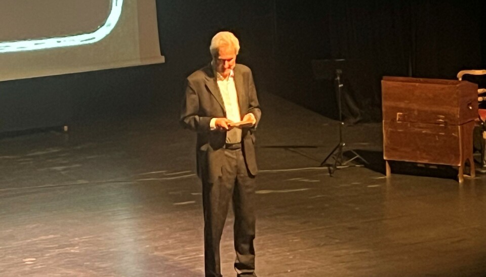 mann på scene